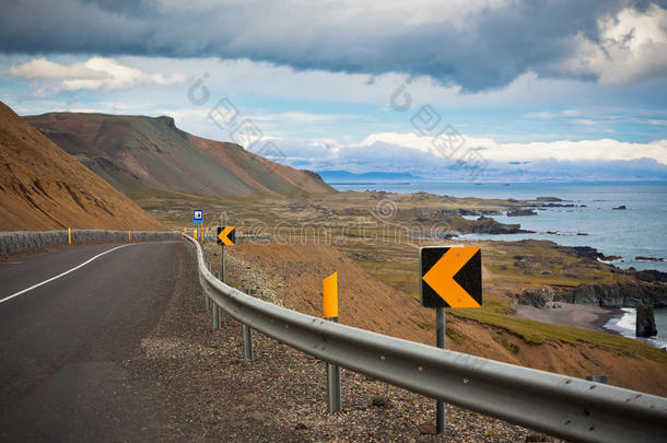 冰岛东部海岸线上的公路