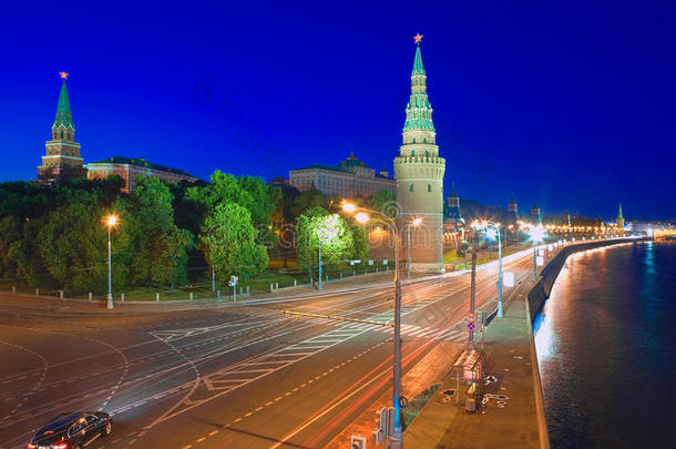 莫斯科克里姆林宫和克里姆林宫的堤防在夜间。