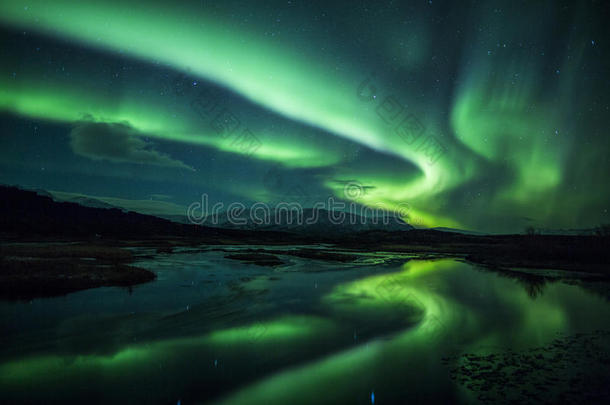 冰岛泻湖上空的<strong>北极</strong>光