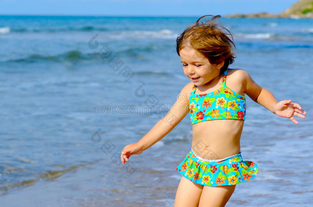 快乐的<strong>小女孩</strong>在沙滩上<strong>奔跑</strong>