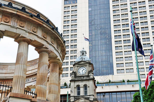 澳新银行广场、城市时钟、旗帜、布里斯班摩天大楼