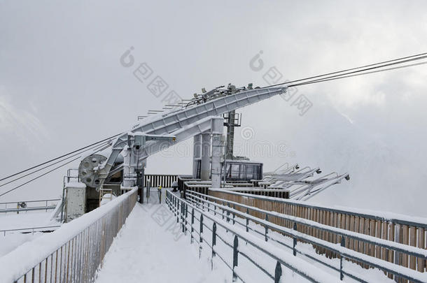 法国阿尔卑斯山，积雪覆盖的缆车站