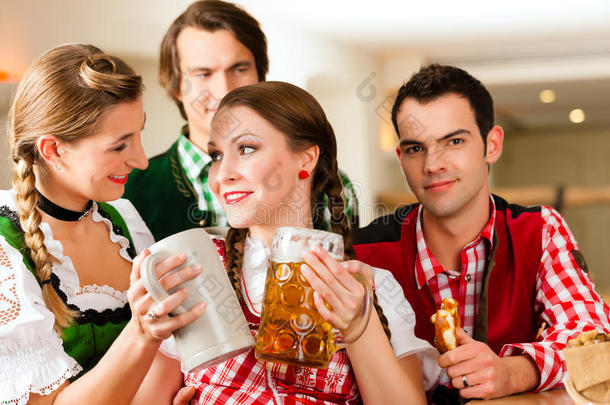 传统巴伐利亚州的年轻人在餐馆或酒吧