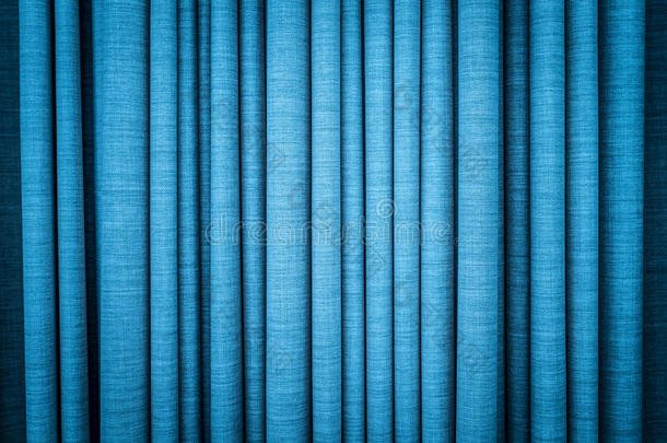 蓝色折叠窗帘。纹理背景。