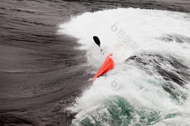皮划艇运动员在白水中划破波浪