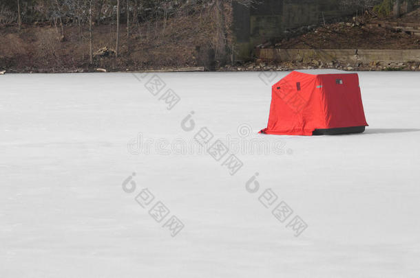 冰冻湖面上的冰上钓鱼帐篷