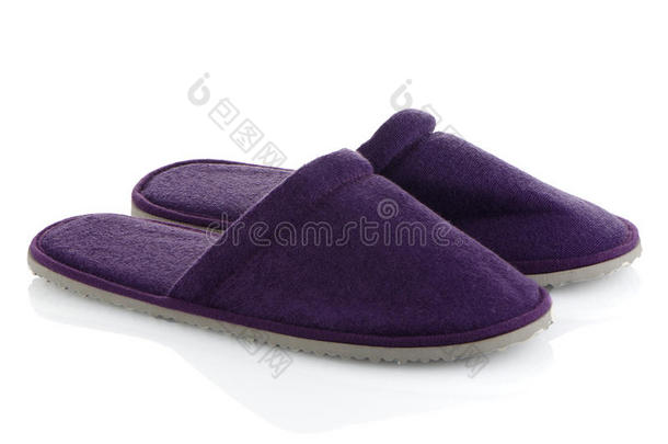 一双紫色的拖鞋