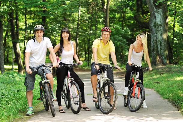 农村骑着自行车的一群迷人的快乐的人