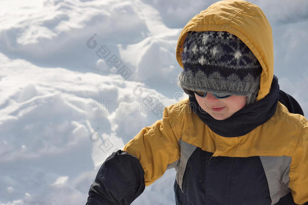 雪地里的男孩