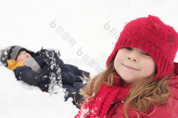 雪地里的孩子们