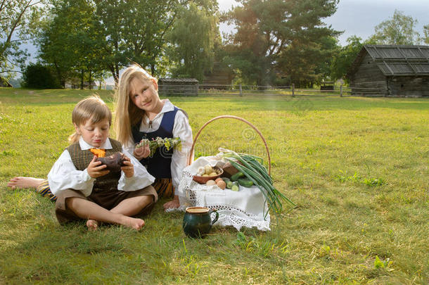 坐在草坪上的小男孩和小女孩