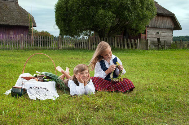 坐在草坪上的小男孩和小女孩