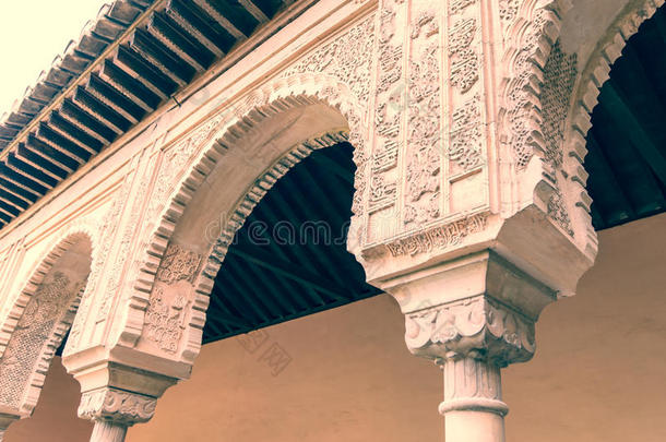 阿尔罕布拉摩尔宫殿中带阿拉伯花纹的圆柱
