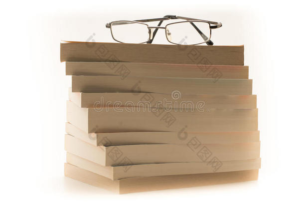 在<strong>一堆书</strong>上戴着眼镜看<strong>书</strong>