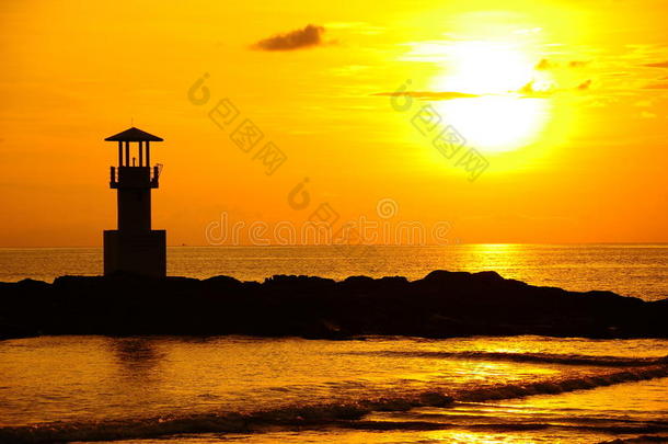 日落中的灯塔和大海，泰国