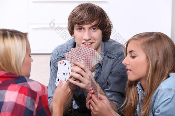 青少年打牌