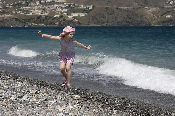 在海滩上奔跑的小女孩