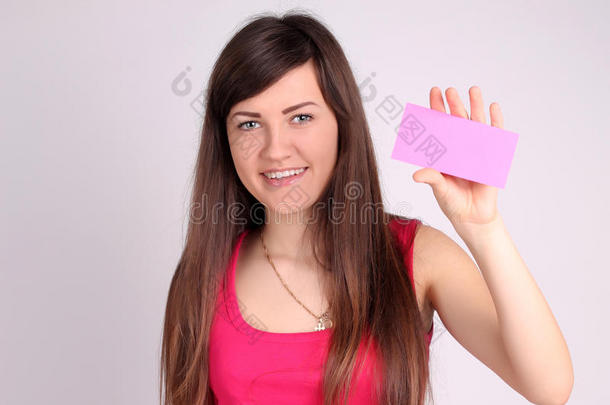 粉红色卡片的女孩