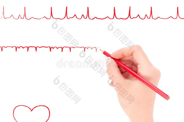 女人的手拿着一支<strong>红铅笔</strong>画了一张心脏图