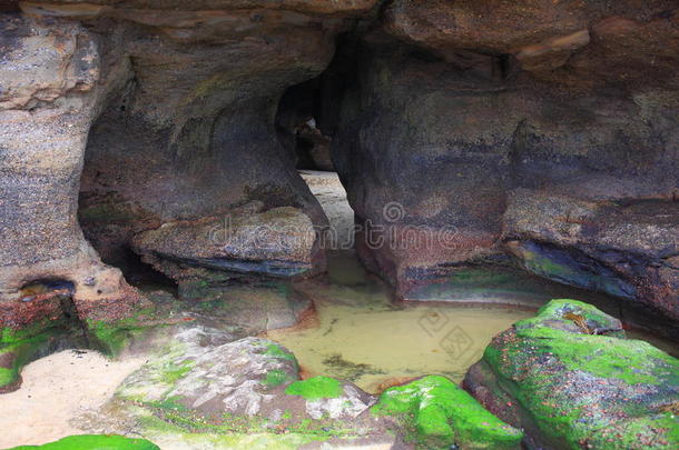 低潮时海滩洞穴裂缝