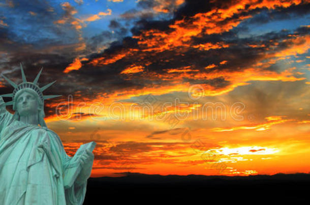 纽约日落全景自由女神像