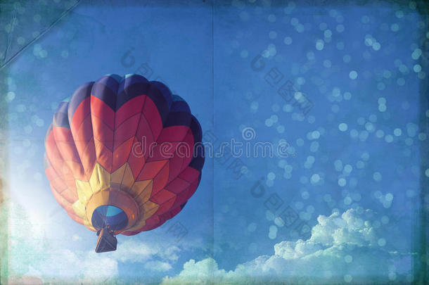 热空气气球纸纹理，蓝天和<strong>灯光效</strong>果，复古