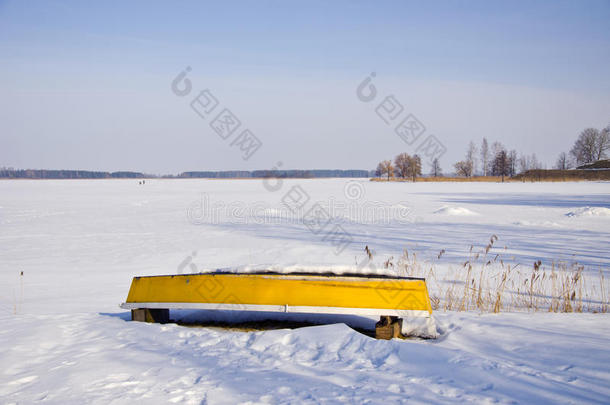 冬湖沿岸的黄船