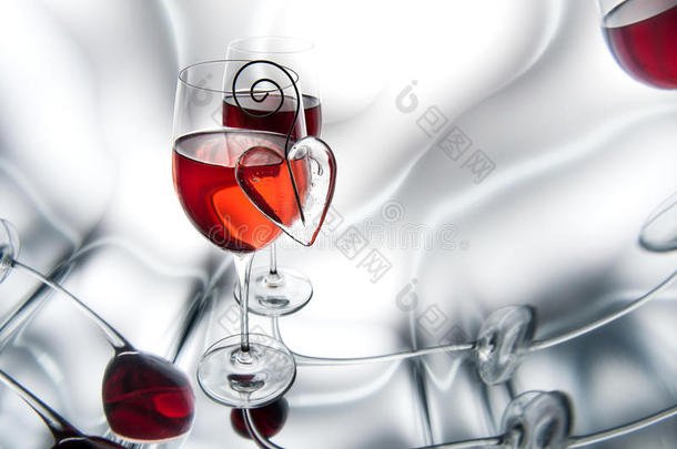 两杯装饰有红心的红酒。