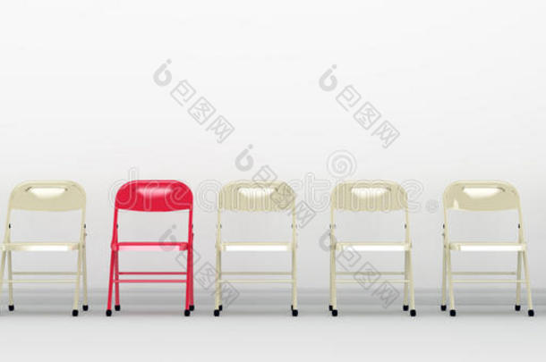 一把红色的椅子在一排椅子上显得格外显眼