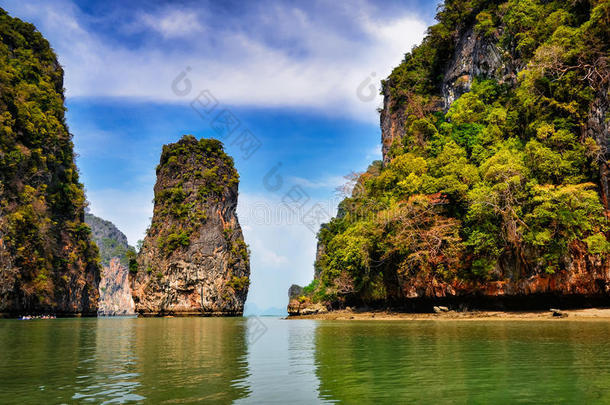 泰国攀嘎湾岛屿和悬崖景观图
