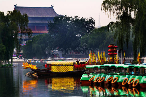 中国北京后海湖旅游船鼓楼