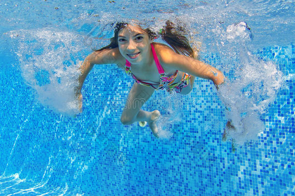快乐活跃的水下儿童在游泳池里游泳和跳水