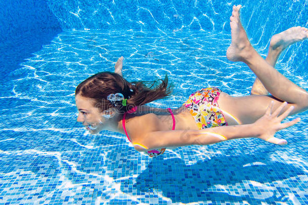 快乐活跃的水下儿童在游泳池里游泳和跳水