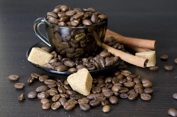 咖啡豆，壶，深色背景的肉桂