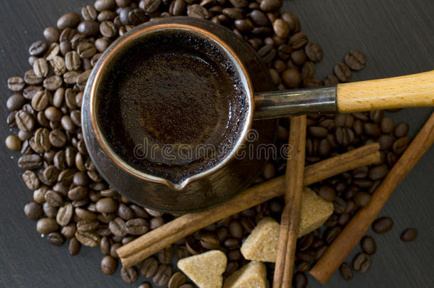 咖啡豆，壶，深色背景的肉桂