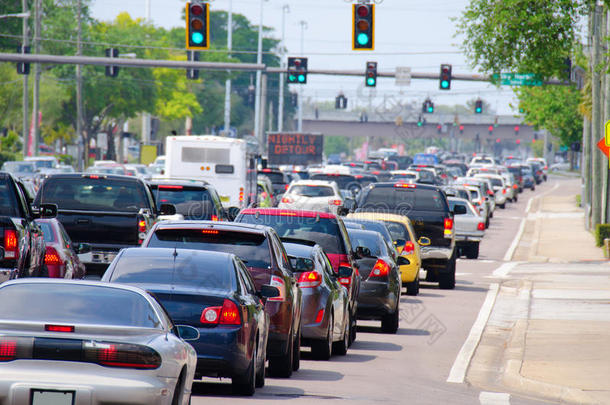交通高峰时段交通堵塞的红绿灯