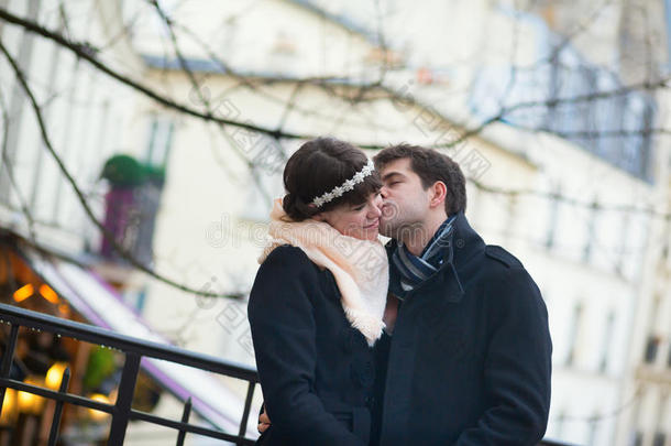 巴黎街头接吻的情侣