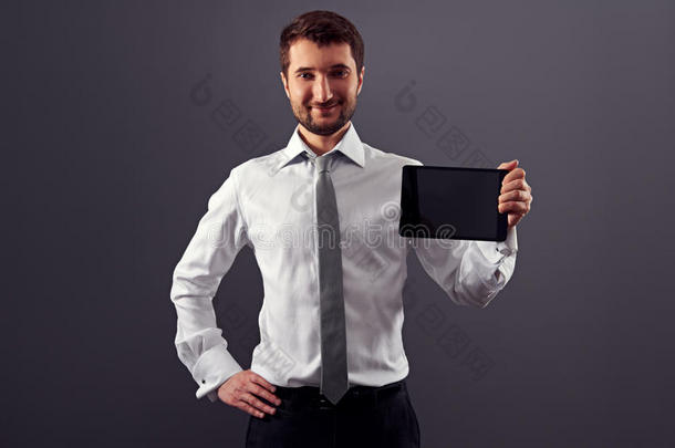 笑脸男士正装手持平板电脑