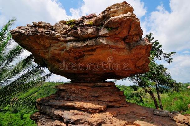 加纳阿克拉<strong>郊外</strong>伊洛克罗博区的雨伞岩。