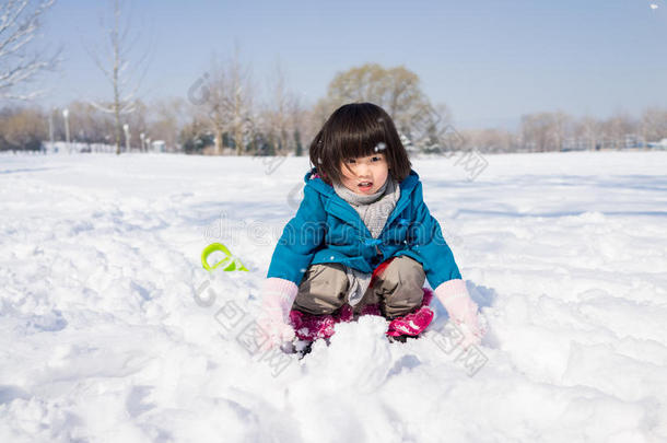 快乐地在雪地里玩耍的女孩