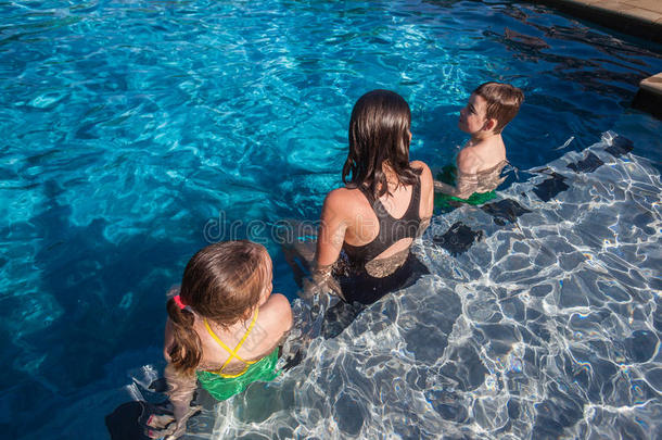三个<strong>儿童</strong>泳池看护