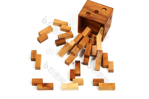 棕色的木块（拼图），白色的木块散落在四周