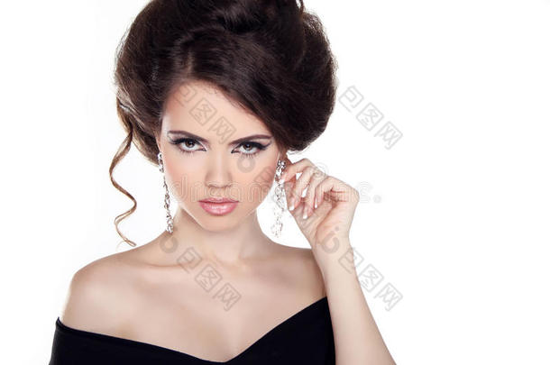 美女模特的迷人肖像，发型和化妆隔离在白色背景上。珠宝和时尚。