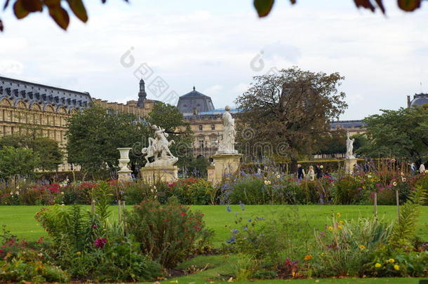 巴黎卢浮宫附近的花园