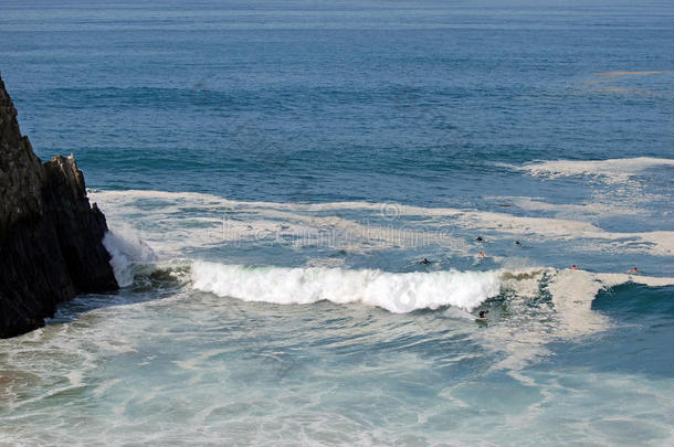 大冲浪和冲浪者从鲍鱼点附近的埃尔莫罗海滩和水晶湾以南的科罗纳德马尔，加利福尼亚州。