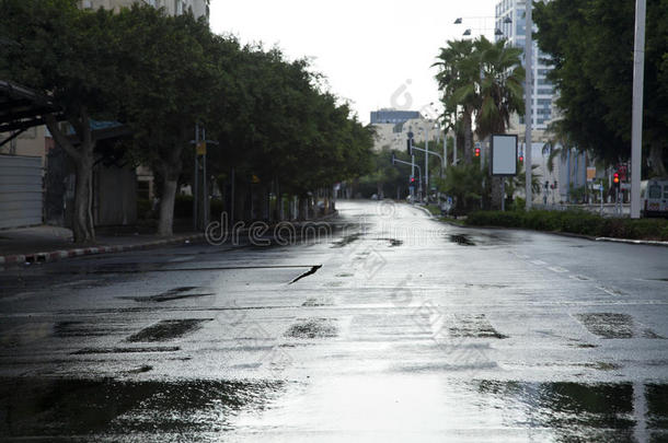 空旷潮湿的冬日街道