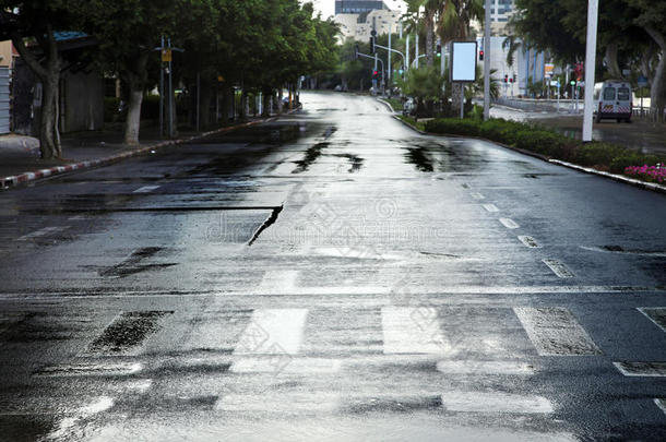 空旷潮湿的冬日街道