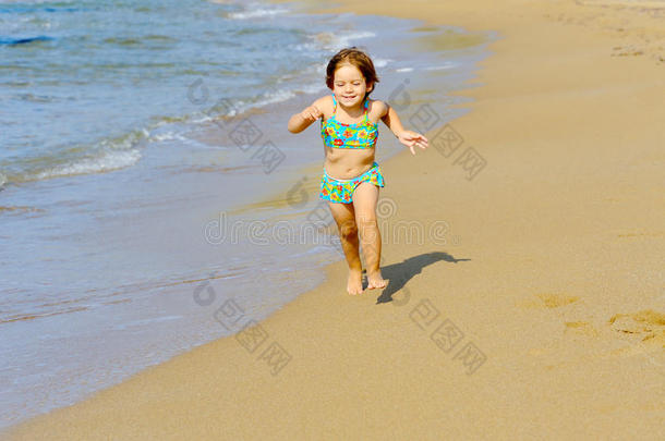 快乐的<strong>小女孩</strong>在沙滩上<strong>奔跑</strong>