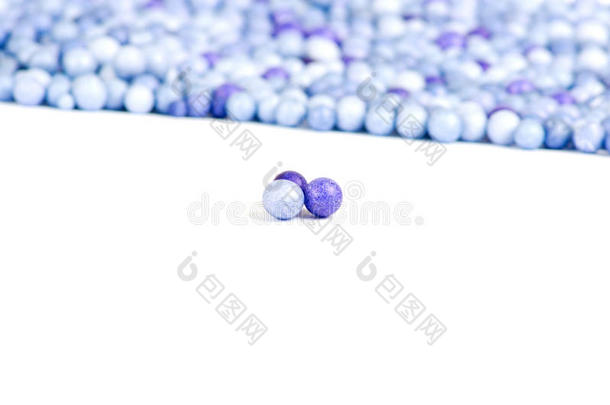 一颗蓝色和两颗紫罗兰色的小珍珠