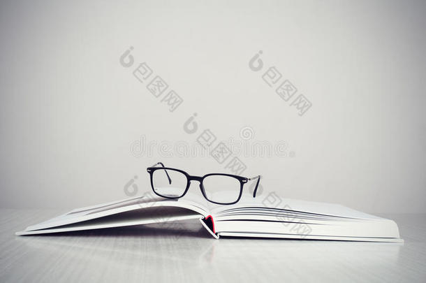 书上的眼镜